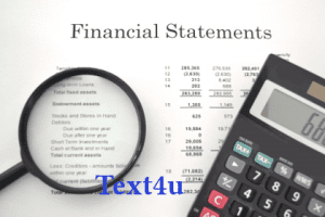 Financial Statements תרגום דוחות כספיים בתמונה: מחשבון על דוחות כספיים ומצד ימים זכוכית מגדלת שחורה