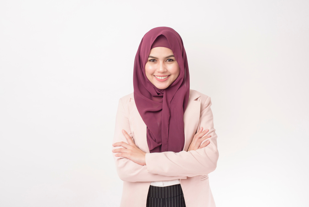 תרגום מעברית לערבית ערבית בתמונה אשת עסקים עם חיג'אב רקע לבן