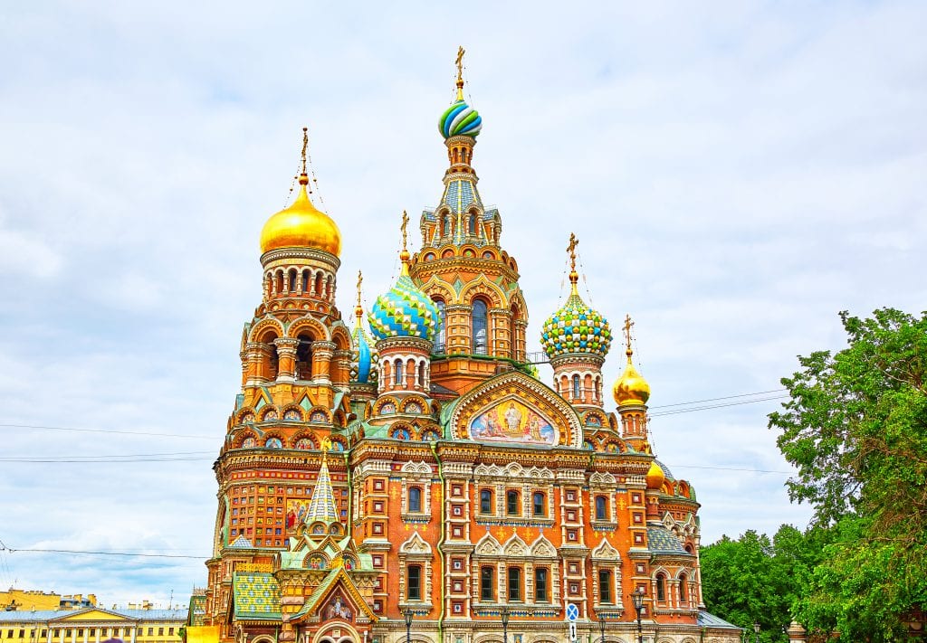 תרגום לרוסית בתמונה כנסיה עם גגות בצורת בצלים 