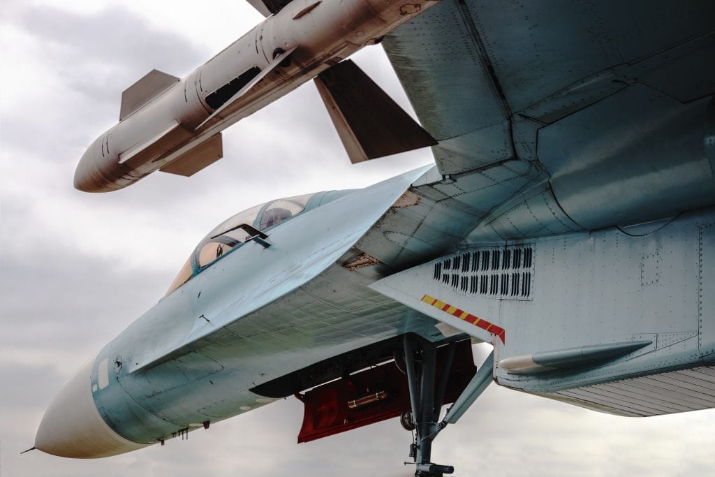 תרגום טכני לתעשיות הביטחוניות בתמונה מטוס קרב עם טילים מתחת לכנף