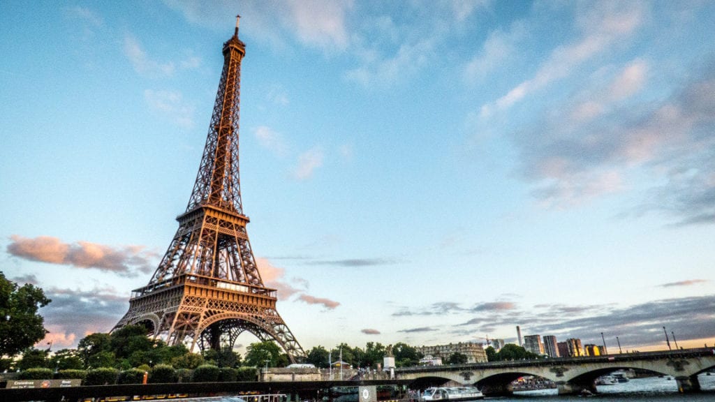  תרגום לצרפתית מעברית ואנגלית בתמונה: מגדל אייפל בסמוך לנהר הסיין נהר סֵן (בצרפתית: Seine) פריז צרפת