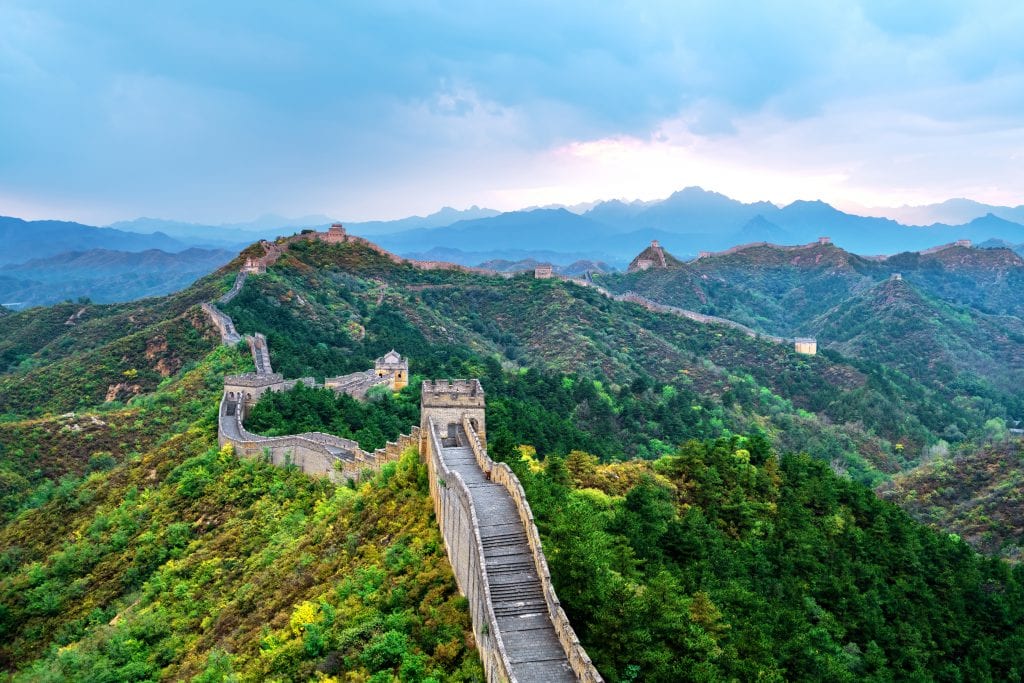 תרגום לסינית מנדרינית בתמונה החומה הסינית בתוף צמחיה ירוקה