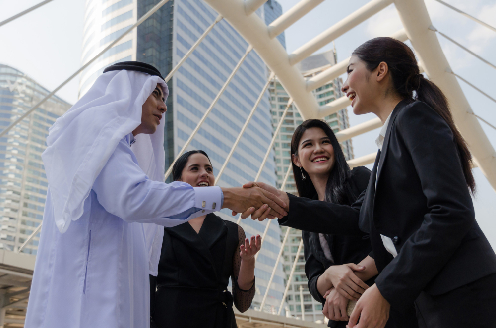 תרגום מסמכים לערבית בתמונה שלוש נשות עסקים על רקע מגדלים 