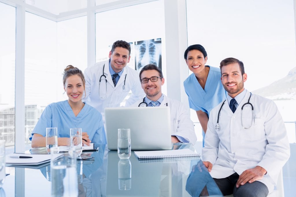 שירותי תרגום רפואי בתמונה צוות רפואי ישובים בחדר ישיבות
