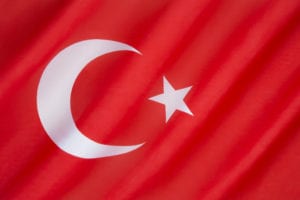 תרגום מסמכים לטורקית מעברית או אנגלית בתמונה דגל טורקיה חצי סהר וכוכב לבן על רקע אדום 
