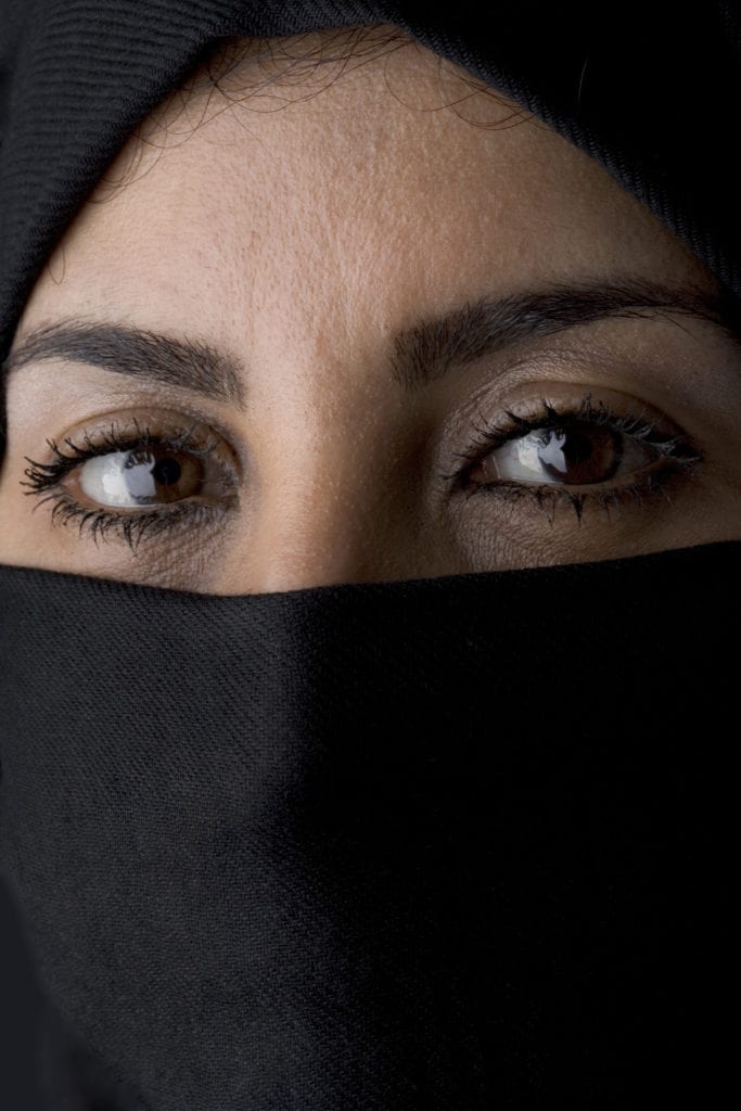 תרגום לערבית בתמונה אישה ערביה עוטה לבוש מסורתי בשחור 